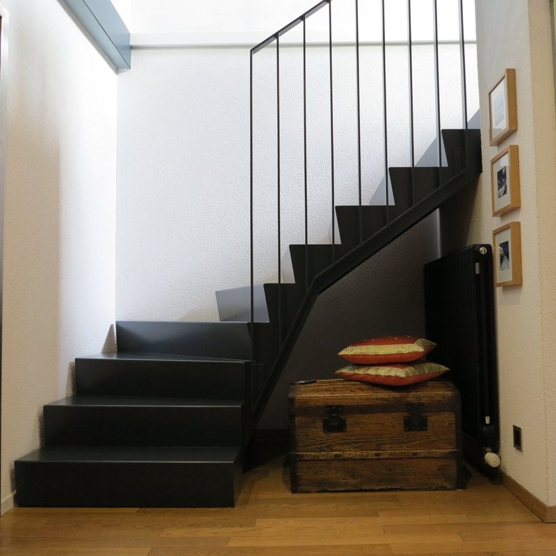 Escalier métallique sur mesure à limon central et garde-corps à barreaudage fin