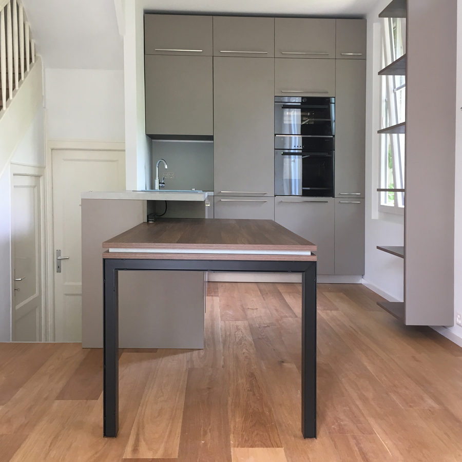 Cuisine sur mesure avec îlot et plan de travail en bois