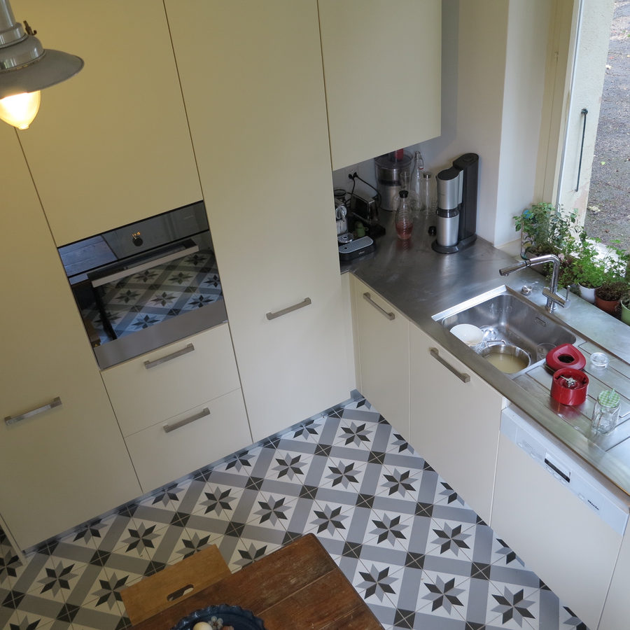 Cuisine sur mesure, four encastré et sol en carreaux de ciment